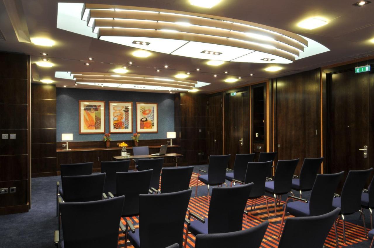 Отель Crowne Plaza London - Gatwick Airport By Ihg Кролей Экстерьер фото
