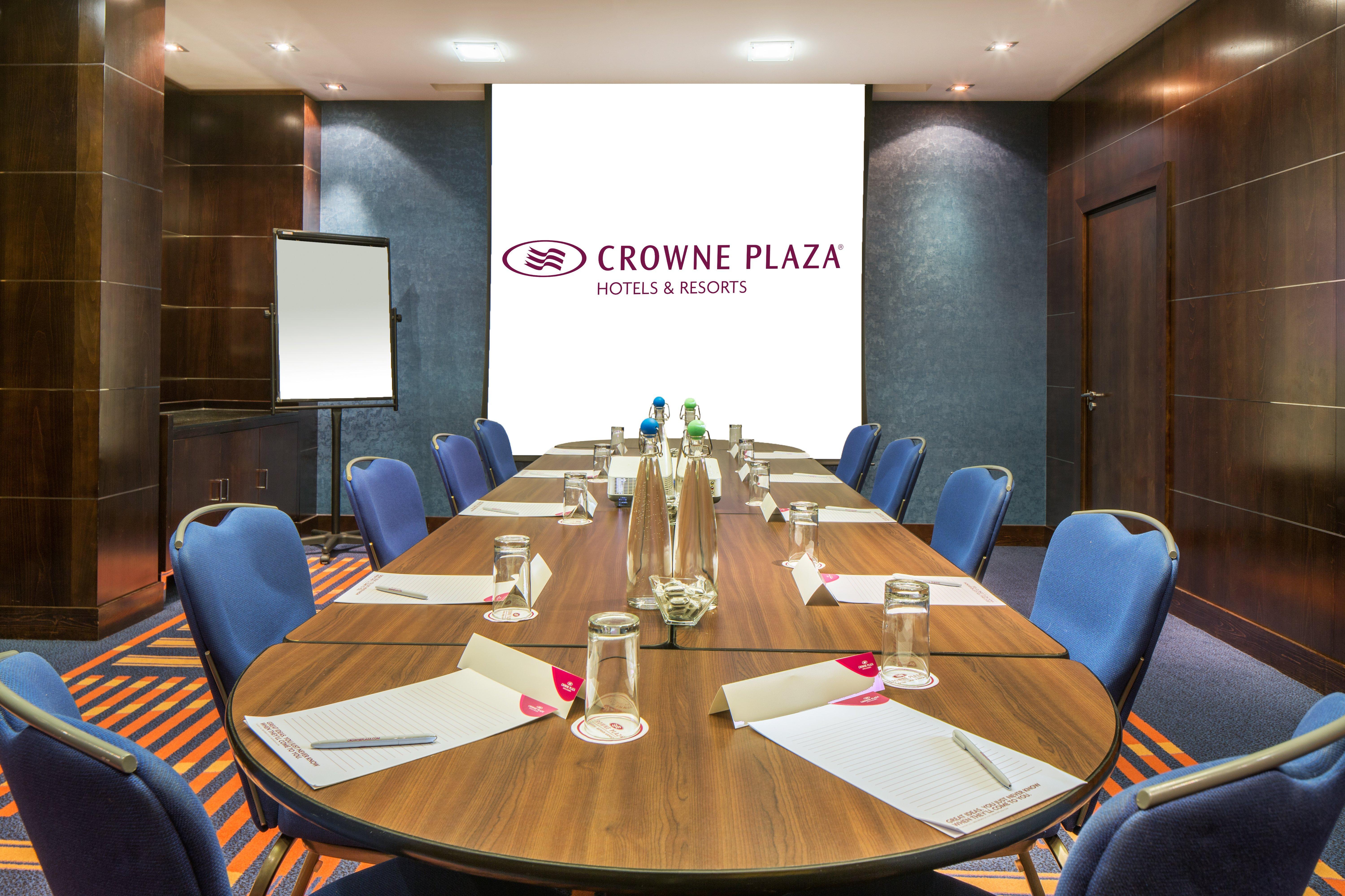 Отель Crowne Plaza London - Gatwick Airport By Ihg Кролей Экстерьер фото