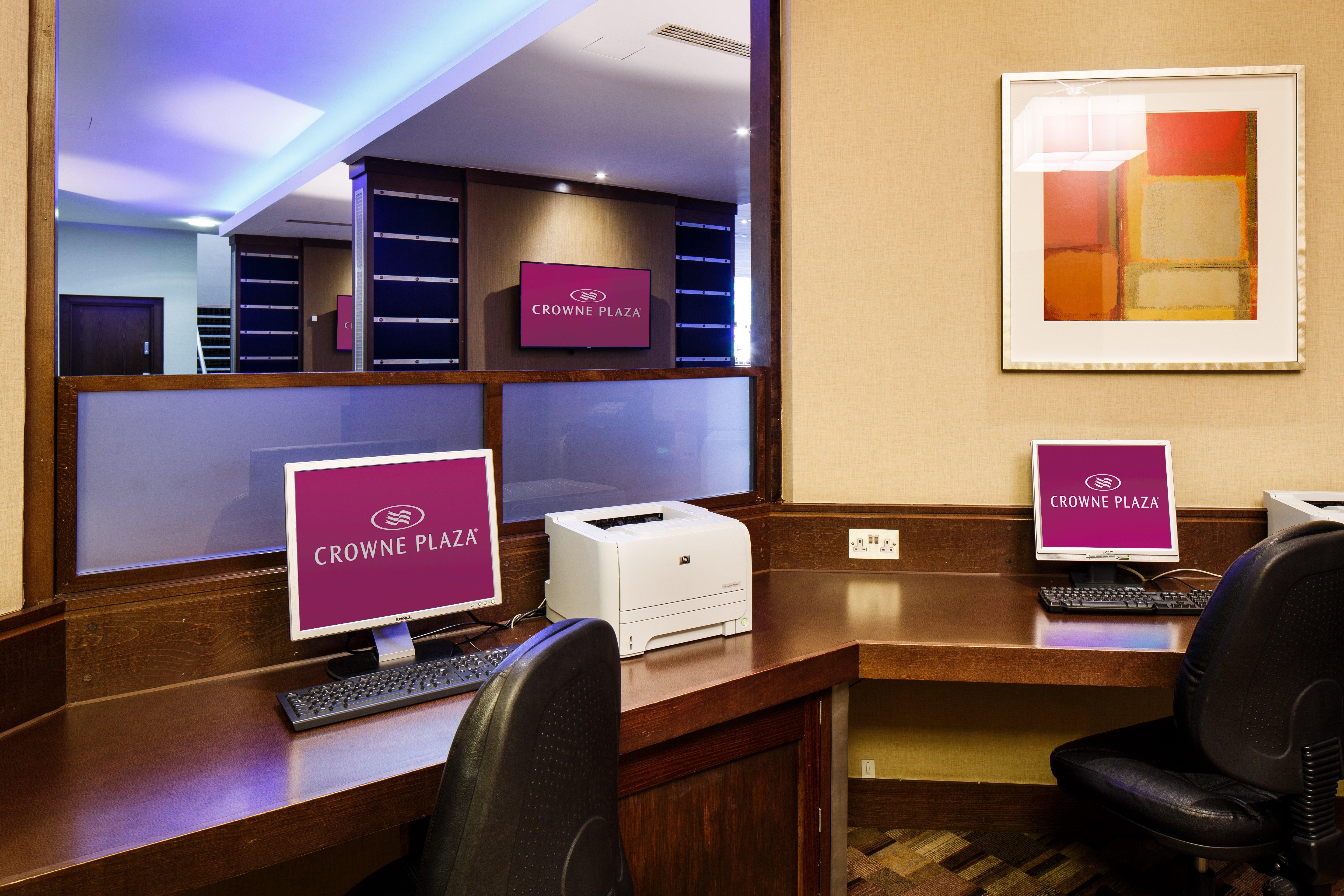 Отель Crowne Plaza London - Gatwick Airport By Ihg Кролей Экстерьер фото