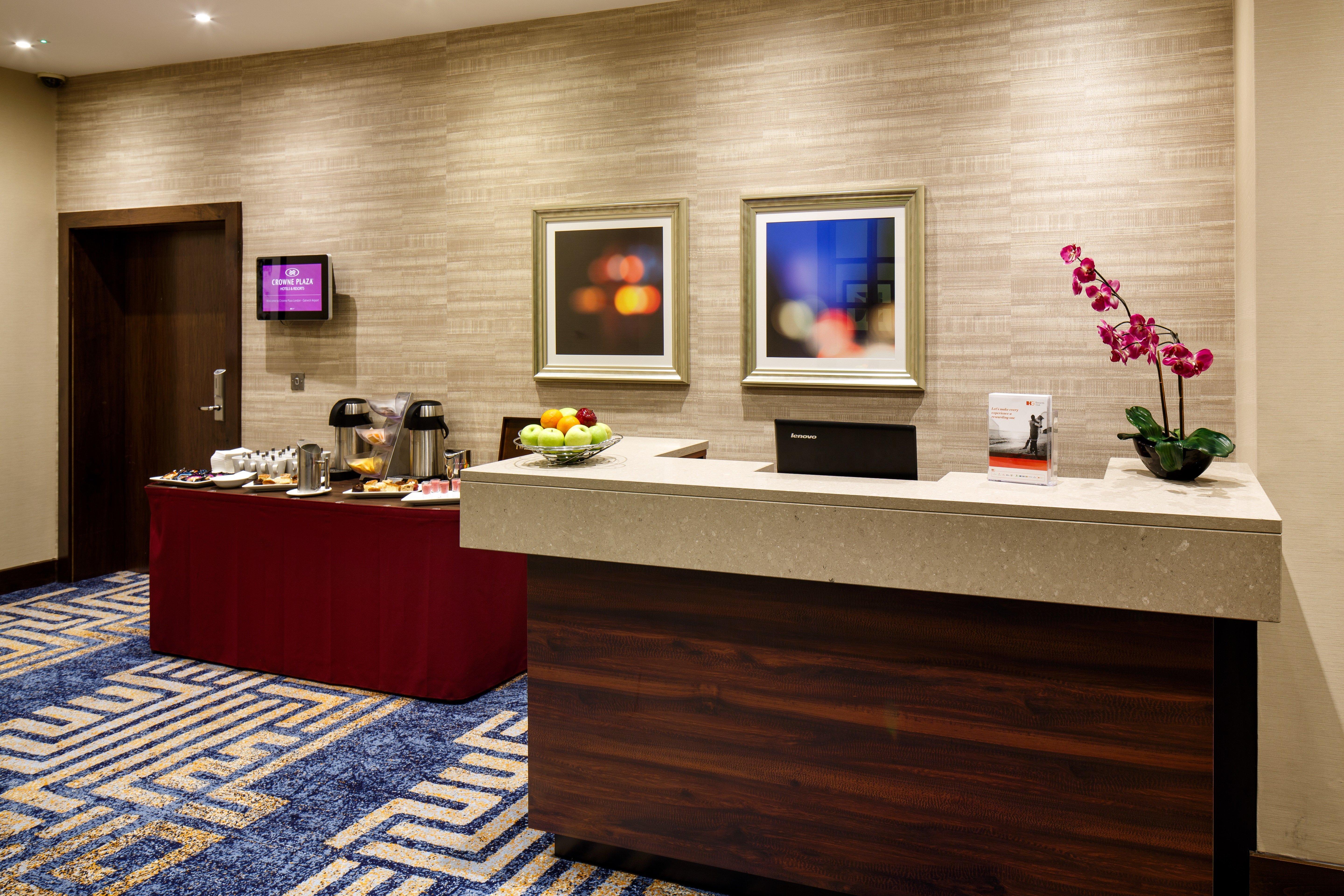 Отель Crowne Plaza London - Gatwick Airport By Ihg Кролей Экстерьер фото