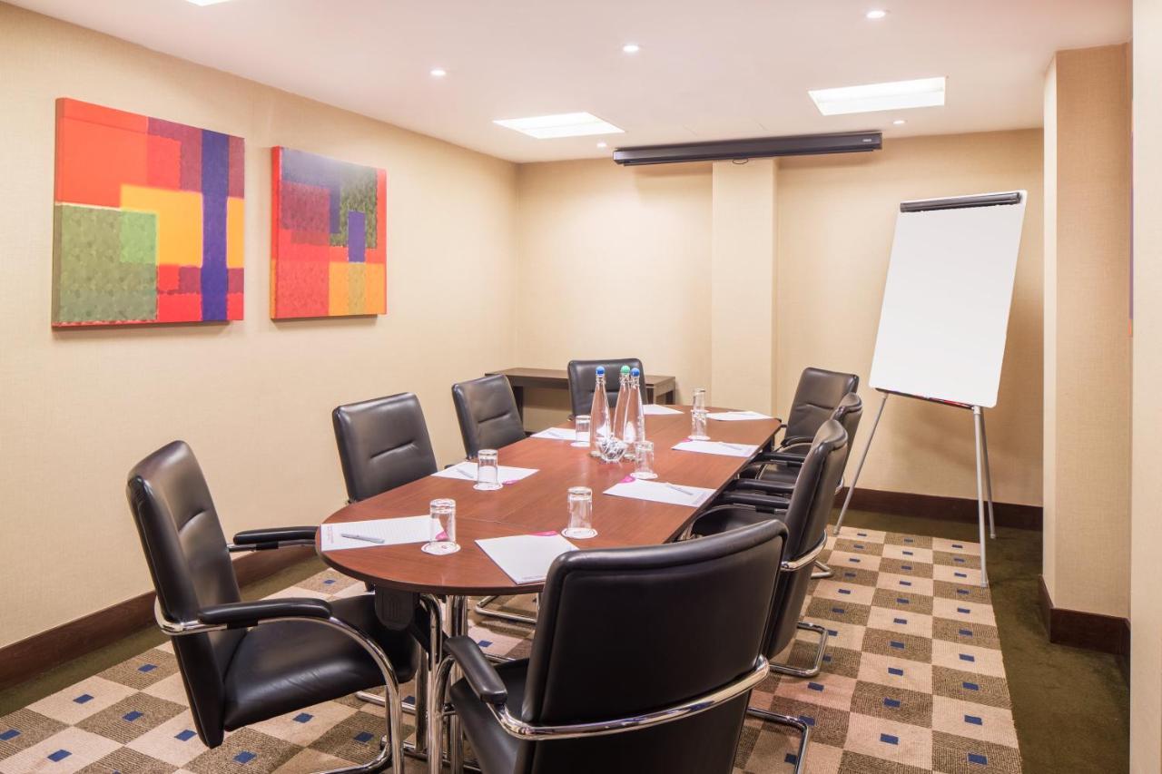 Отель Crowne Plaza London - Gatwick Airport By Ihg Кролей Экстерьер фото